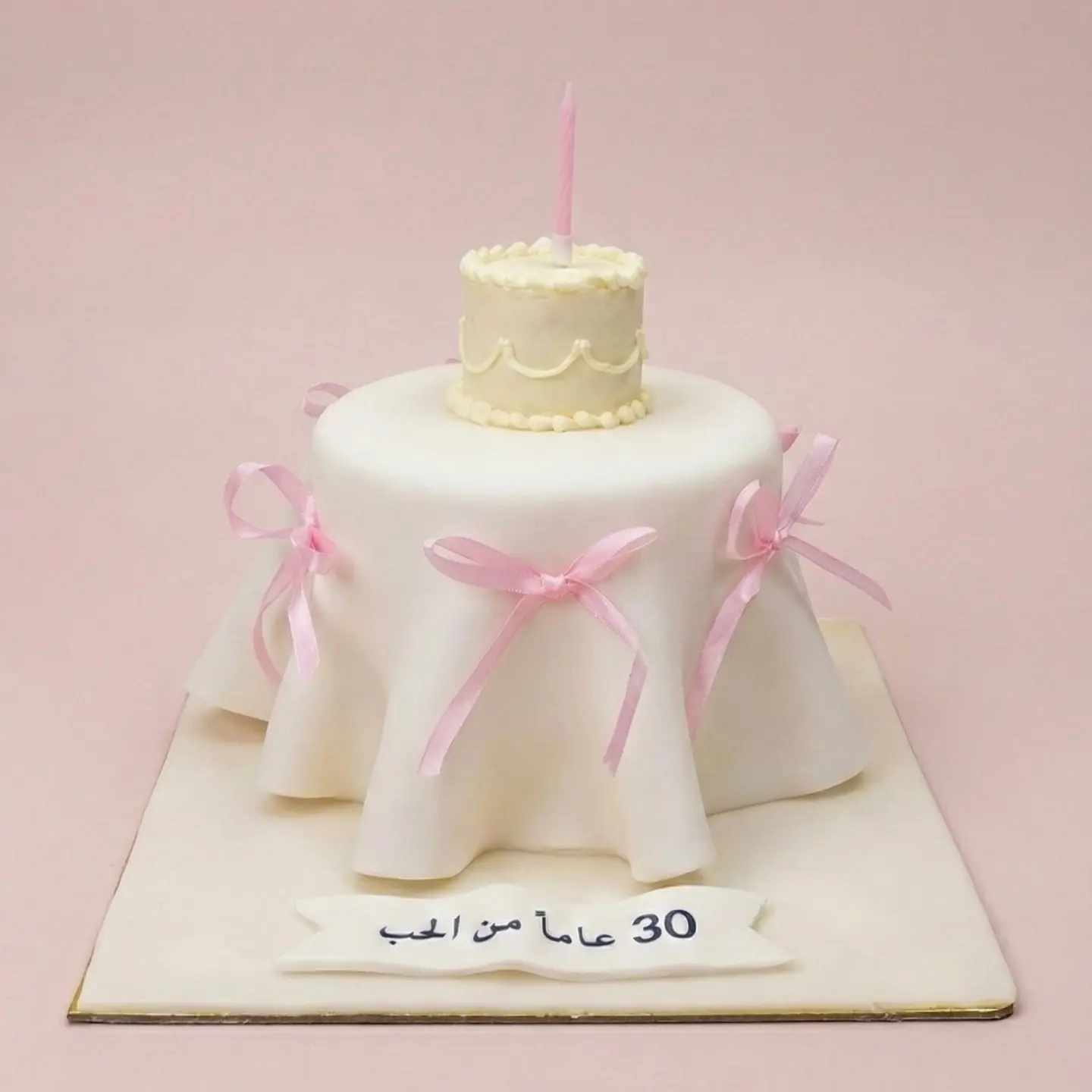 كيكة 30 عام من الحب بالشرائط الوردية