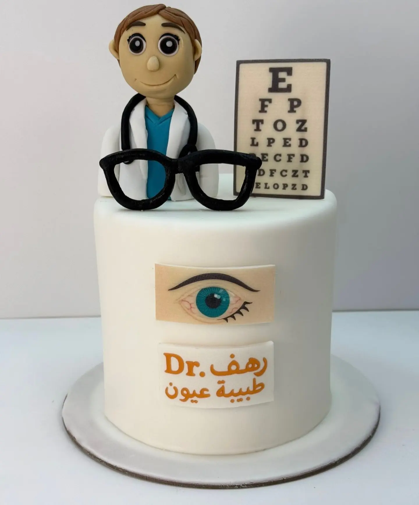كيكة طبيبة العيون