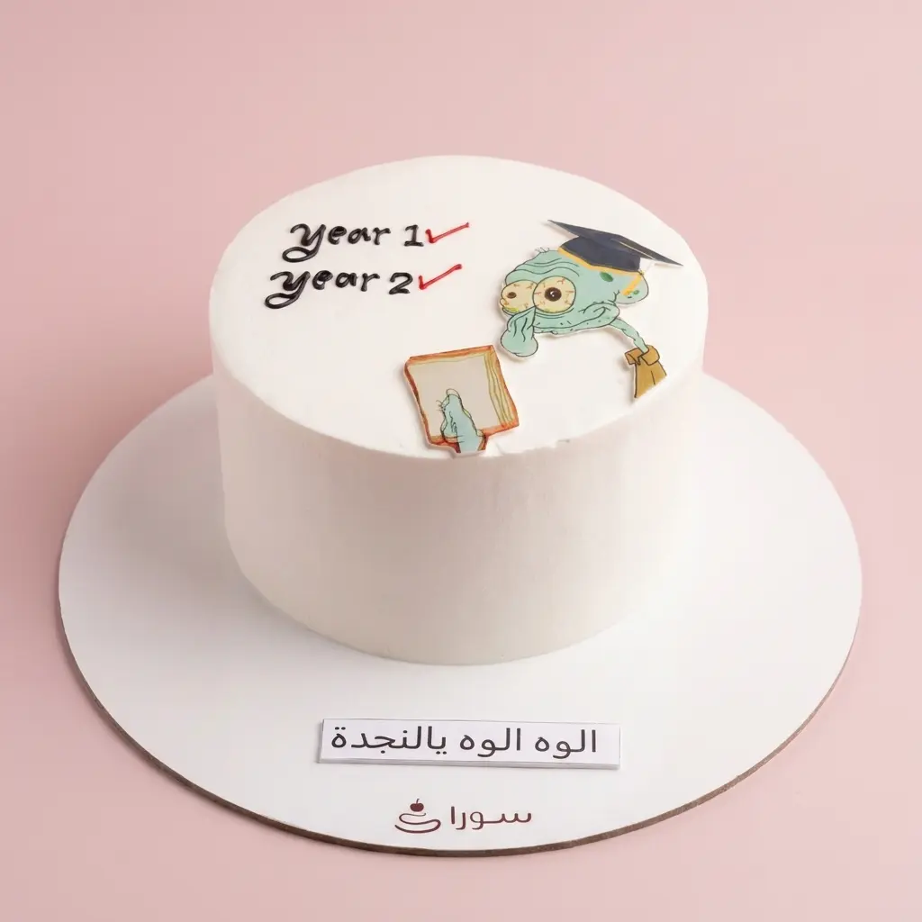 كيكة تخرج مع شخصية كرتونية وقبعة تخرج