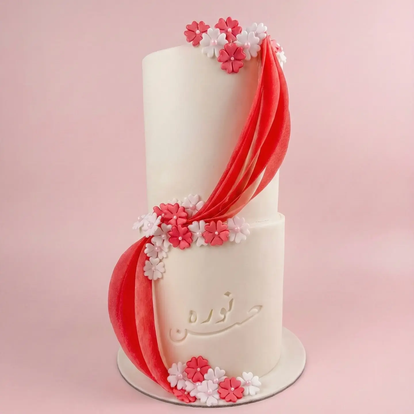 كيكة زواج بالشريط الأحمر والورود